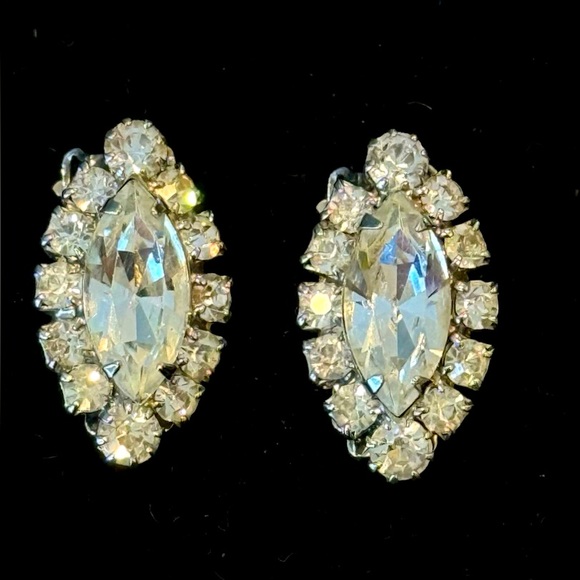 Vintage Weiss Rhinestone Clip-On Earrings - Picture 1 of 5